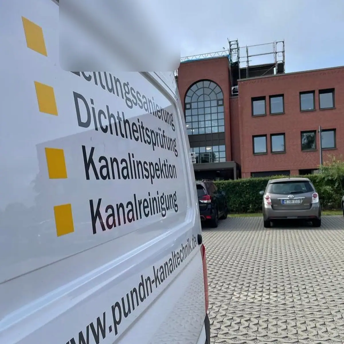Beschriftetes Fahrzeug des Partnerbetriebs P&N Kanaltechnik