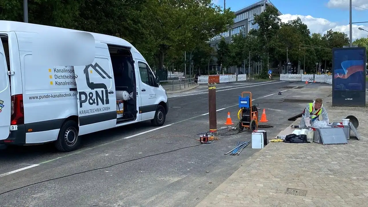 Transporter des Partnerbetriebs P&N Kanaltechnik an einer Straßenbaustelle