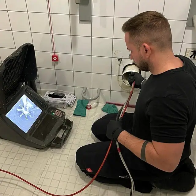 Kamera des Partnerbetriebs P&N Kanaltechnik bei der Kontrolle einer Sanitärleitung