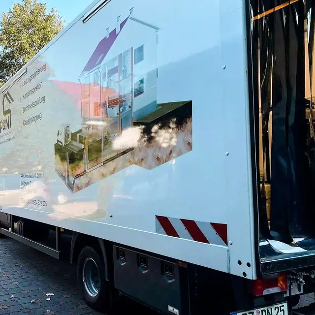 Einsatzfahrzeug des Partnerbetriebs P&N Kanaltechnik vor einem Wohnhaus