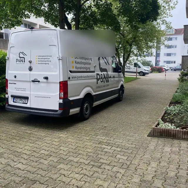 Transporter des Partnerbetriebs P&N Kanaltechnik vor einer Wohnanlage