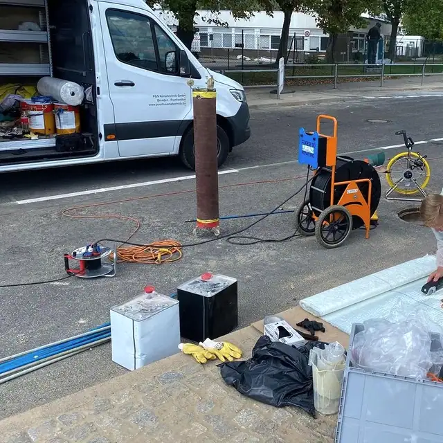Liner-Zuschnitt am offenen Transporter des Partnerbetriebs